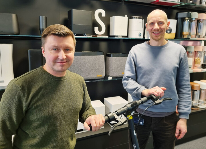 Morten Hoff (t. v.) og Viktor Storjord i Wilfa starter opp med ombruk av blant annet elektriske sparkesykler. Foto: Jan Røsholm