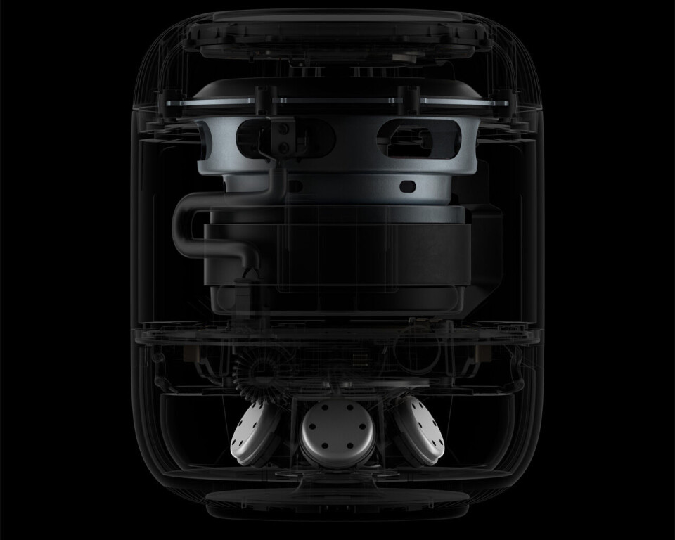 Diskanten ivaretas av fem hornformede elementer, vendt oppover slik at ikke lyden påvirkes av underlaget HomePod står på. Foto: Apple
