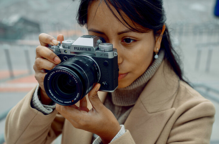 Salg av både kamera og optikk steg i 2022. Foto: Fujifilm
