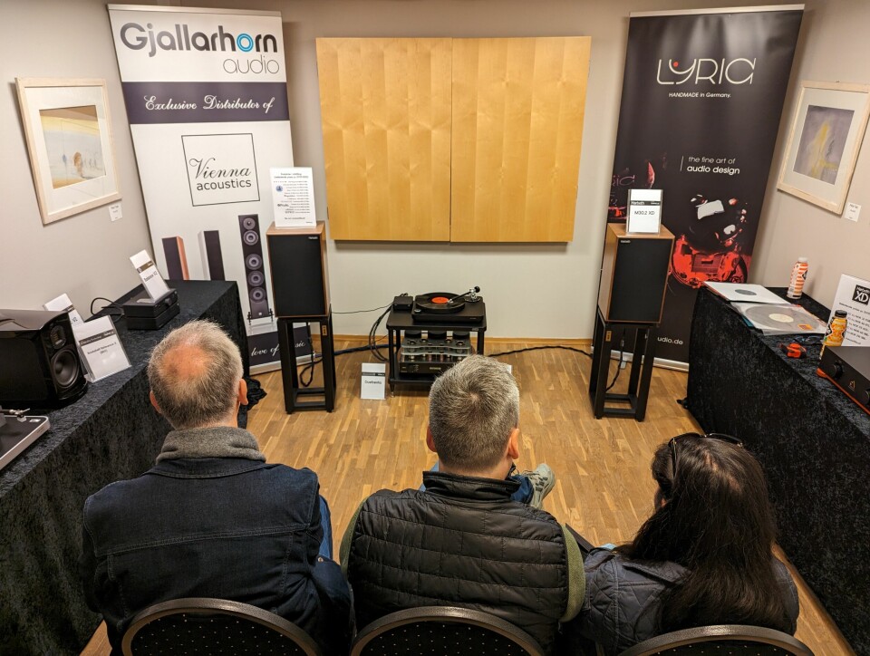 De besøkende hos Gjallarhorn Audio lytter til Bob Dylan på Harbeth M30.2 XD-høyttalere, en rørforsterker fra Duetrenta og platespilleren Clearaudio Concept. Foto: Stian Sønsteng