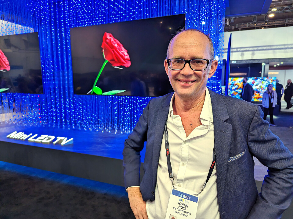 Johan Huss viser på CES mini-led-TVen C845, som kommer i mars-april, til under 100.000 kroner for en 98-tommer. Foto: Stian Sønsteng TCL