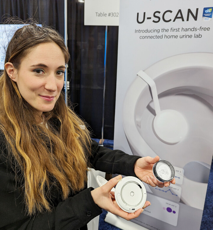 Morgane Descat i Withings med U-Scan (t. v.) og den utskiftbare enheten med miniatyriserte testkapsler. Foto. Stian Sønsteng