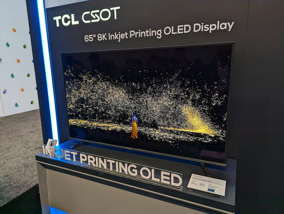 CSOT er TCLs egen panelfabrikk, og de viste på CES denne prototypen av sitt 8K oled-panel, som bruker blå dioder i stedet for hvite, under navnet Inkjet OLED Printing. Foto: Stian Sønsteng
