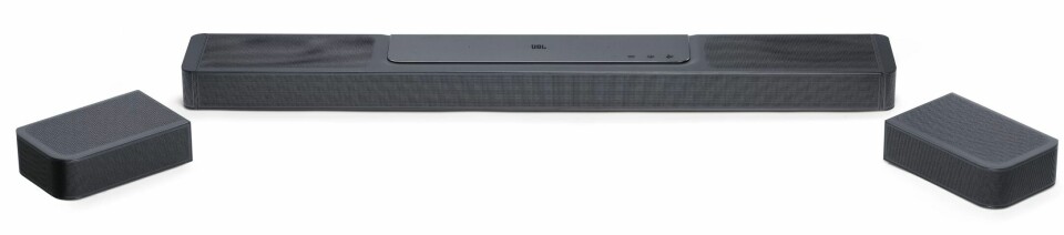 Den nye toppmodellen JBL Bar 1300 har Dolby Atmos og DTS:X 3D-lyd, og avtagbare og tråd- løse bakhøyttalere, samt en titommers dypbasshøyttaler. Pris: 15.000,- Foto: JBL
