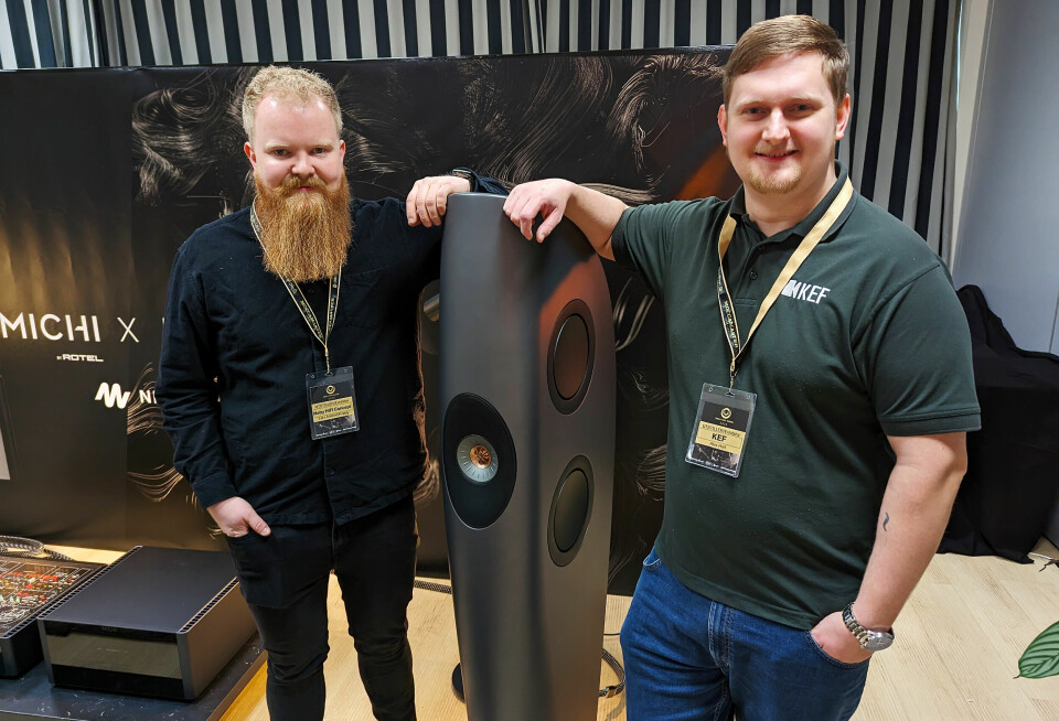 Lars Aalstad Kvaløy (t. v.) i Neby Hifi Concept og Alex Holt fra KEF Audio med KEFs toppmodell Blade One Meta, som kom i fjor. Pris per par: 400.000,- Foto: Stian Sønsteng