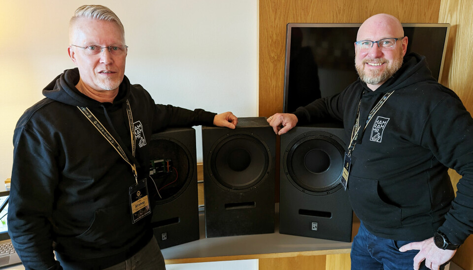 Gorm Sørensen (t. v.) i AVshop og Bjørn Erik Forberg, som har utviklet Hamrammr-høyttalerne. Den endelige utgaven til høyre. Foto: Stian Sønsteng