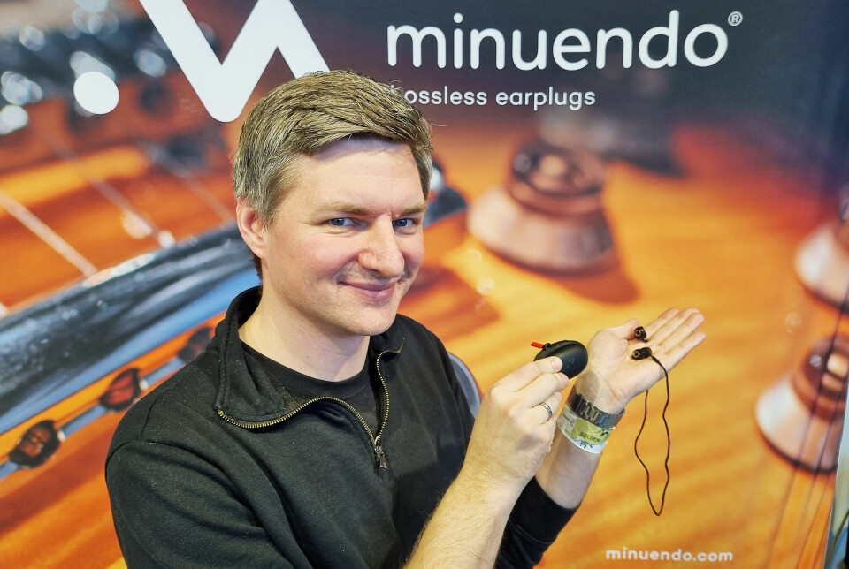 Produktsjef Tom Trones viser frem Minuendo Lossless earplugs. Foto: Jan Røsholm