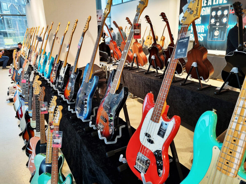 Fender har med elektriske gitarer i alle farger og fasonger på Larvik gitarfestival Foto: Jan Røsholm