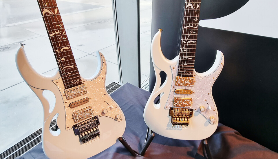 Steve Vais signaturgitar. Modellen til venstre er den aller nyeste, Ibanez PIA3761C-BLP. Foto: Jan Røsholm Larvik gitarfestival 4Sound