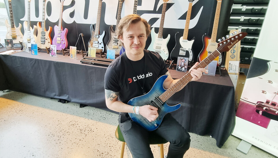 Martin Svensson med den nye AZ-modellen fra Ibanez. Pris: 29.000,- Foto: Jan Røsholm Larvik gitarfestival 4sound