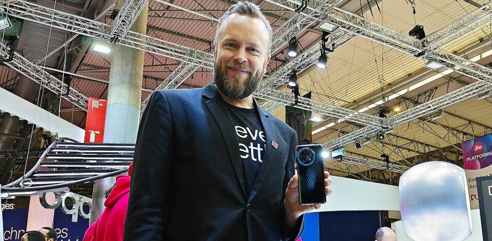 Tuomas Lampinen, OnePlus’ strategisjef for Europa, viser fram selskapets konsepttelefon med aktiv kjøling under MWC 2023. Foto: Marte Ottemo