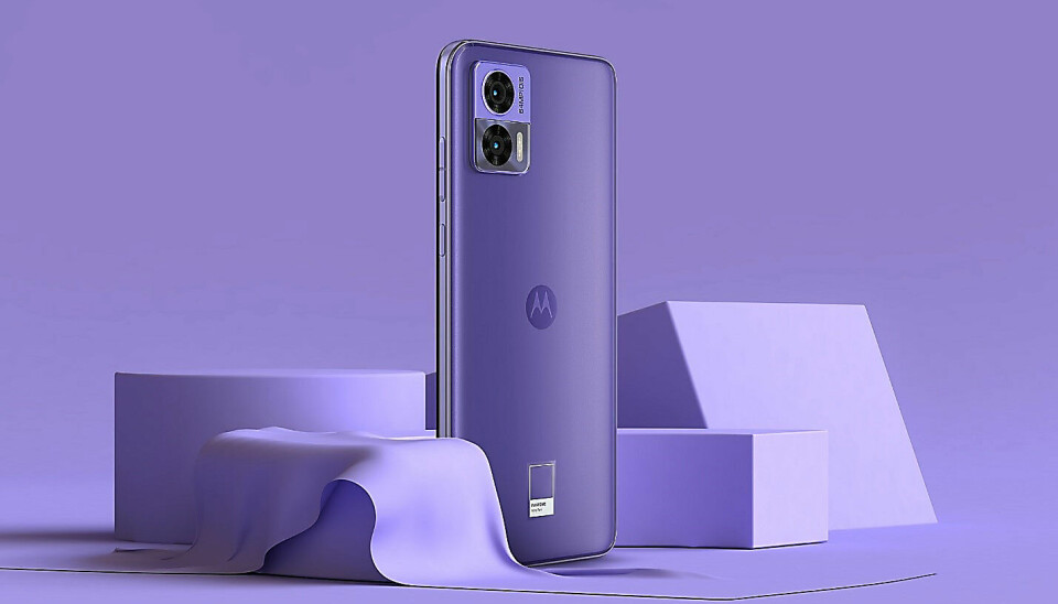 Motorola samarbeider med fargeekspertene i Pantone, og lanserte sin første modell med deres «årets farge» i 2022. Foto: Motorola