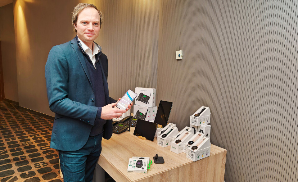 Anders Austad, nøkkelkundeansvarlig i Doro, viser fram selskapets siste smarttelefon 8210. Foto: Marte Ottemo MWC 2023