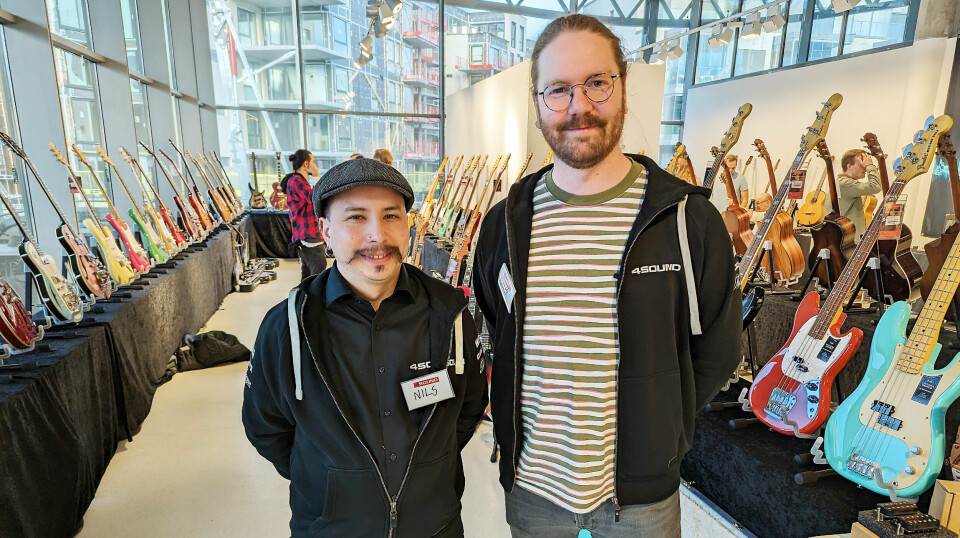 Nils Engeness (t. v.) og Einar Grønbekk ved 4Sound Schous plass i Oslo på plass under Larvik gitarfestival. Foto: Stian Sønsteng