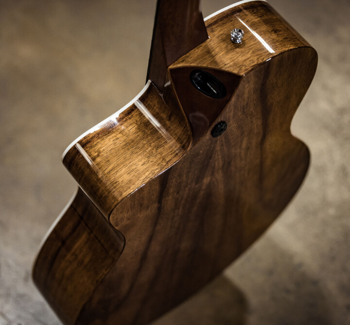 Martin SC-13E har en utsparing (Cutaway) i kroppen, og i tillegg en utskjæring der den treffer halsen, slik at man når de høyeste båndene. Foto: Martin Guitars