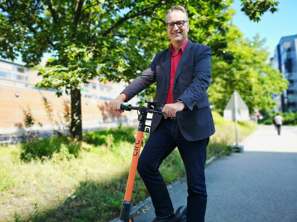 Administrerende direktør Jan Røsholm i Stiftelsen Elektronkkbransjens fotografert på en utleiesparkesykkel i 2019. Foto: Marte Ottemo