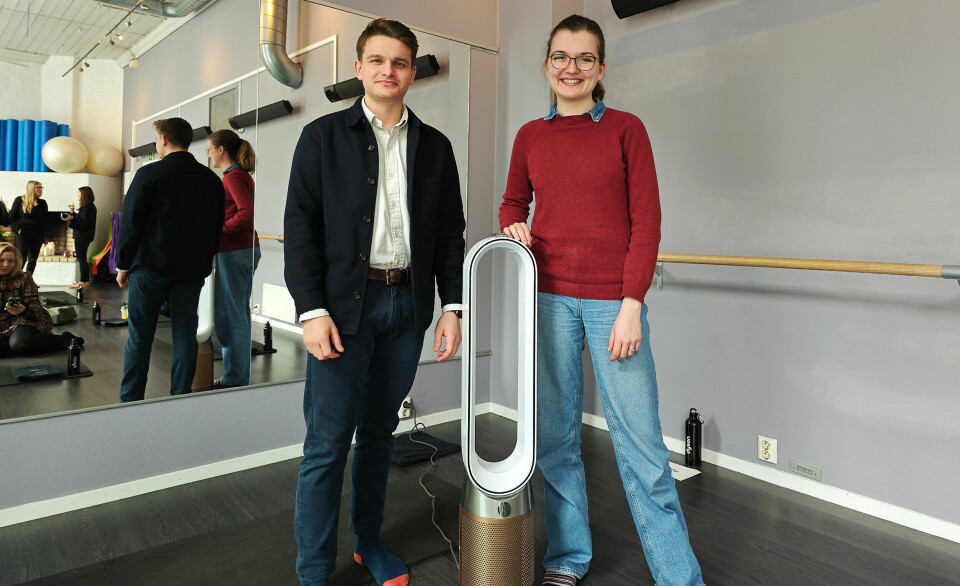 Will Tidy og Sophie Bloomworth, produktspesialister i Dyson, viste fram selskapets nyeste vifte. Foto: Marte Ottemo