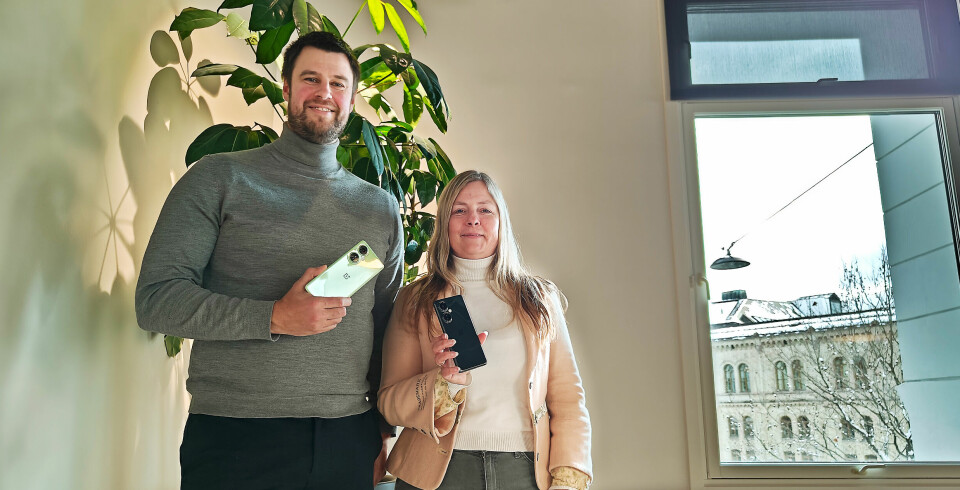 Produktsjef Martin West og nordisk markedsdirektør Marie Dam Feldberg viser fram OnePlus’ nyeste tilskudd i Nord-serien. Foto: Marte Ottemo