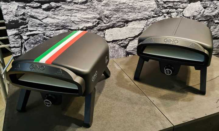 Pizzaovnene fra Gino D’Acampo finnes i to design, med og uten italiensk flagg. Foto: Jan Røsholm