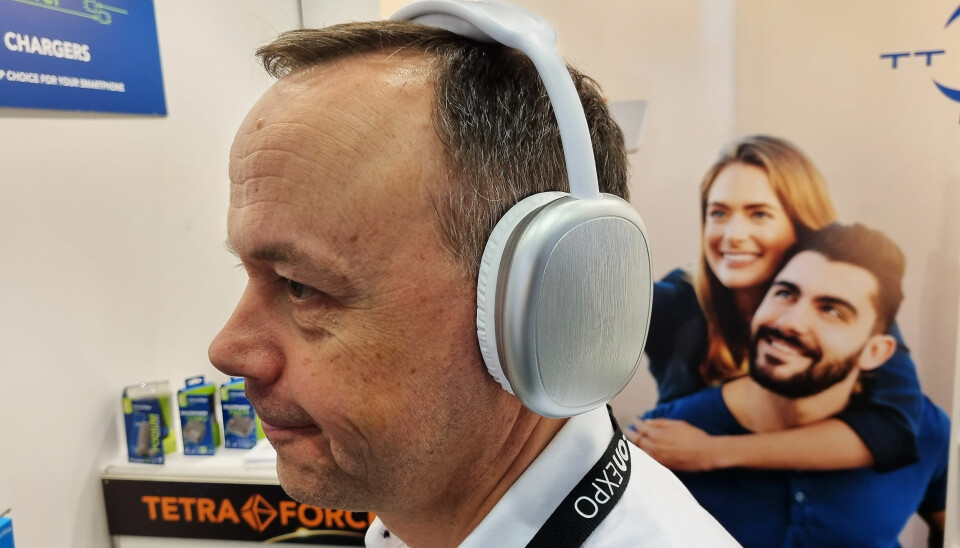 Jarle Ruud i TT Micro med de nye trådløse hodetelefonene Musicsound Maxi 2. Foto: Jan Røsholm