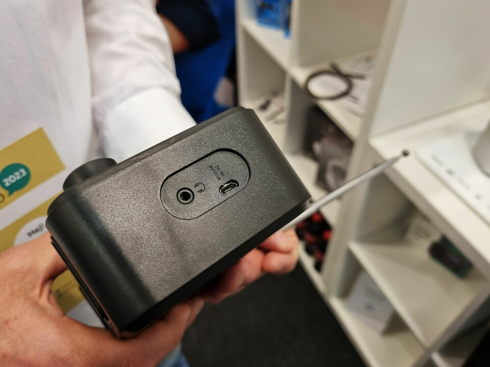 Radioen har en mikro-USB-inngang på baksiden, og kan driftes via en batteribank eller fire AA-batterier. Foto: Jan Røsholm