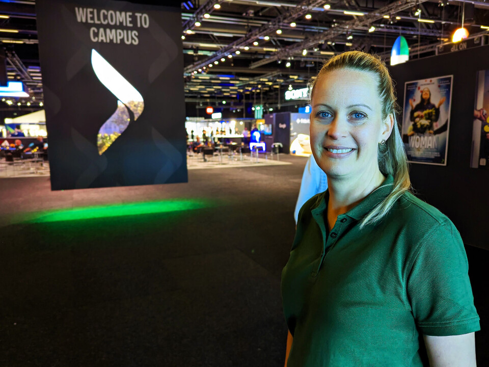 Campus-sjef Stine Svendsen ønsker nesten 6.000 kolleger i Elkjøp Norden velkommen til opplæringsmessen i The Qube på Gardermoen. Foto: Stian Sønsteng