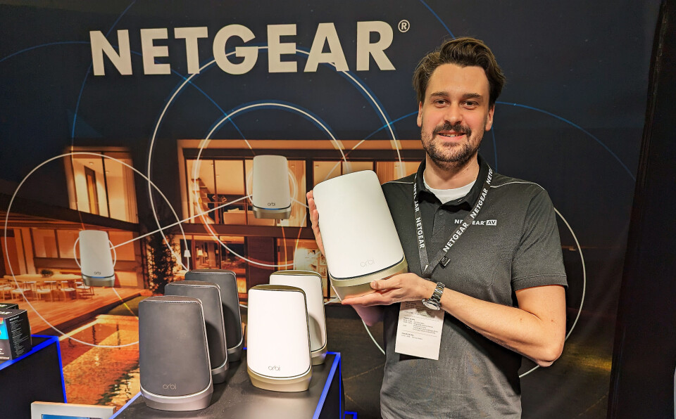 Joakim Vahlberg med Netgears nye Orbi 963. Foto: Stian Sønsteng