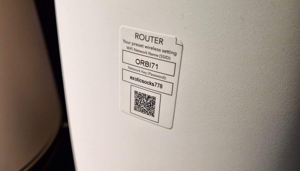 Foran på baseenheten er det en QR-kode, det gjør tilkobling av satellittene enkelt. Denne kan fjernes etter installasjonen. Foto: Jan Røsholm