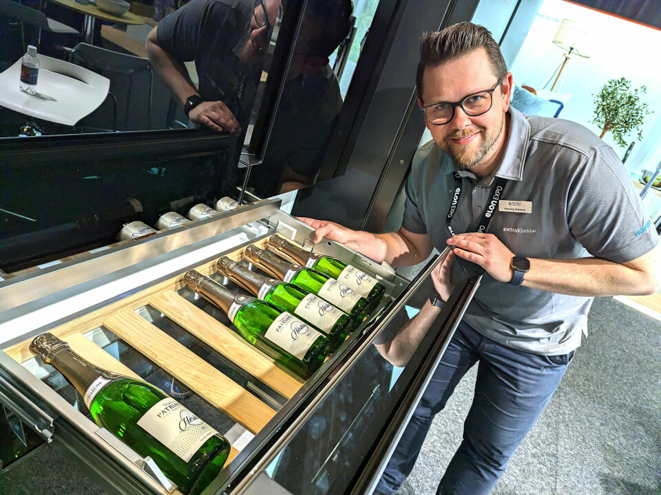 Henning Sandum i BSH viser vinskuffen i kombiskapet Siemens iQ700. Foto: Stian Sønsteng