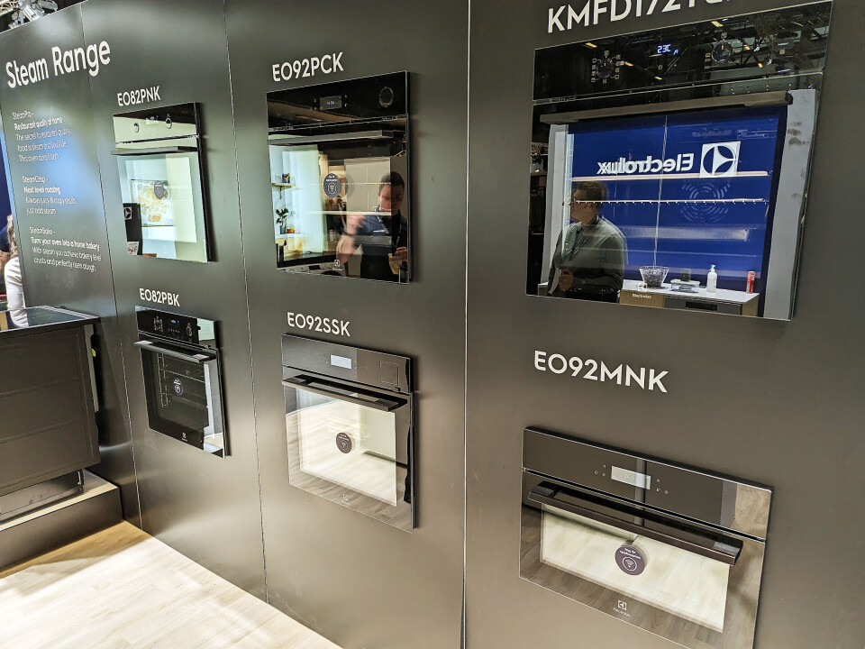 På Elon Expo viser Electrolux i Black Line-serien, med fem stekeovner og én kompaktmodell. Foto: Stian Sønsteng