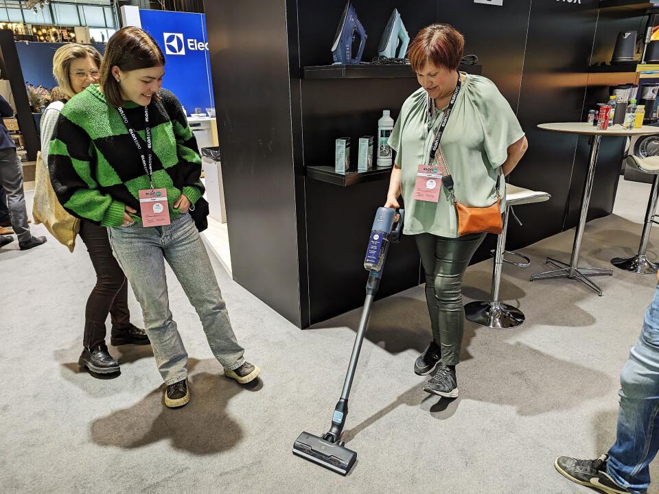 Camilla Liljegren (t. h.) og Emma Gerdes ved Elon Degeberga prøvekjører Electrolux Ultimate 700. Foto: Stian Sønsteng