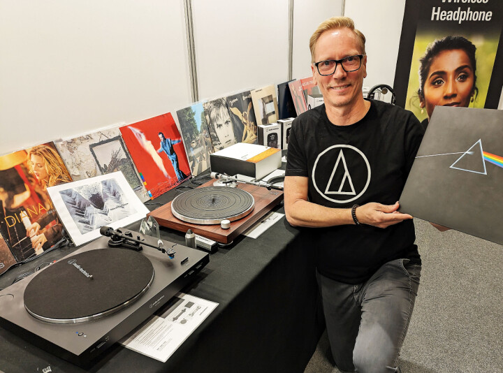 Mats Cederholm i Nordic Game Supply med Audio-Technics platespillere LP3XBT og LPW50XBTRW, til 3.800 og 5.800 kroner. Foto. Stian Sønsteng