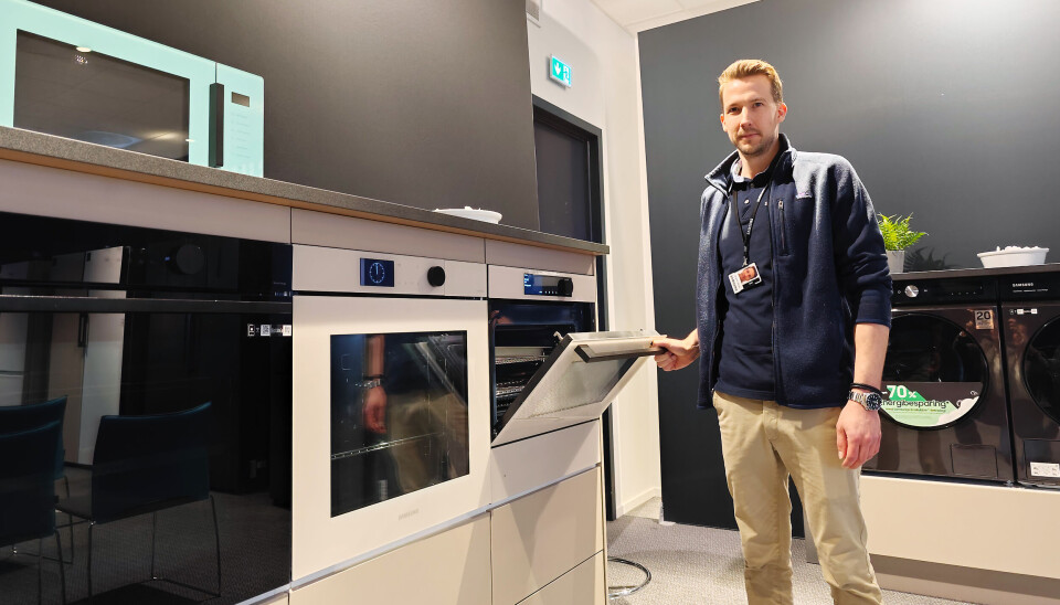 Jørgen Vinje, opplæringsansvarlig hos Samsung Norge, viser fram selskapets nyeste ovner som kommer på markedet i løpet av året. Foto: Marte Ottemo