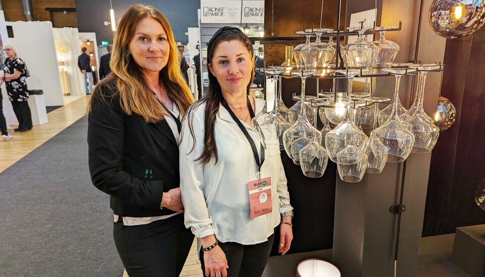 Ann Kathrin Johansen (t. v.) og Therese Tanriver i Elon med en Elon-unik taklampe, som kan kjøpes med og uten glass. Foto: Stian Sønsteng