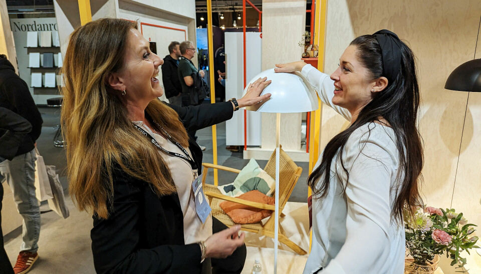 Topp stemning når Ann Kathrin Johansen (t. v.) og Therese Tanriver ser på Elons egne Elvita-lamper. Foto: Stian Sønsteng