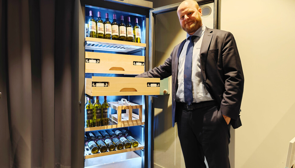 Morten Kleivane, nordisk salgssjef i Temptech, viser ikke bare fram rimeligere vinskap, men også et nytt skap for entusiaster og restauranter. Foto: Marte Ottemo
