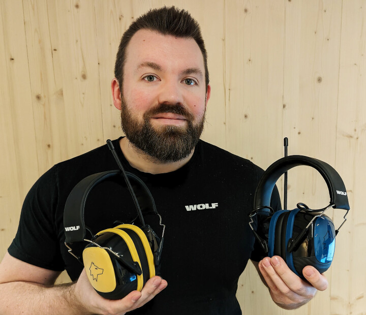 Petter Evensen i Sahaga med Wolf Headset Pro i to av de fem nye fargene. Foto: Stian Sønsteng