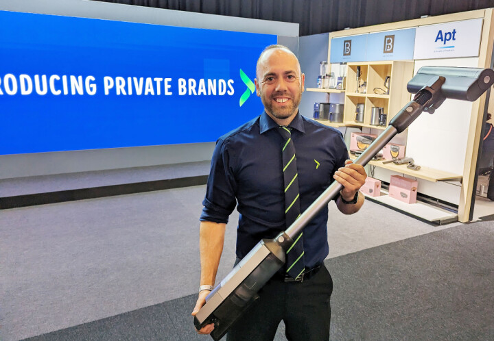 Nordisk salgsdirektør Christian Nævdal med en Apt-stavsuger. F&N og RE er de to andre nye varemerkene til Elkjøp. Foto: Stian Sønsteng