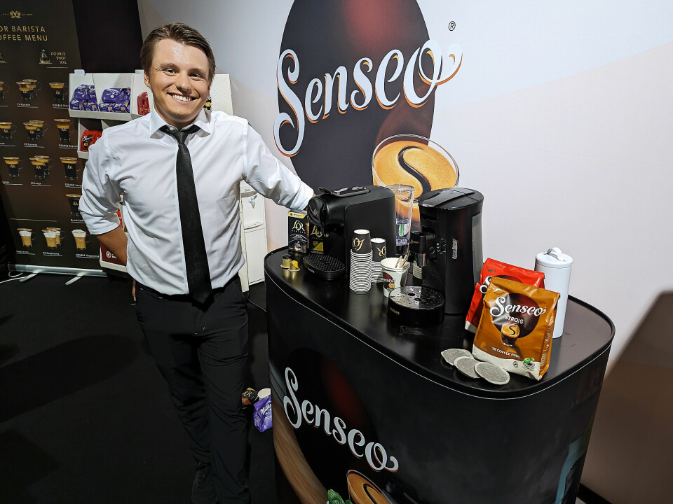 Alex Bengtsson i Jacobs Douwe Egberts (JDE) med kaffemaskinene L'OR Barista Sublime (t. v.) og Senseo Select. Foto: Stian Sønsteng