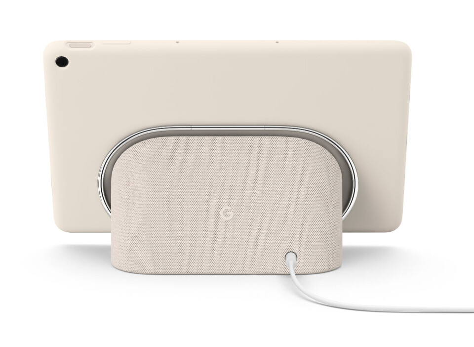 Google Pixel Tablet med deksel, plassert i ladebasen. Her i Porcelain (elfenben). Foto: Google