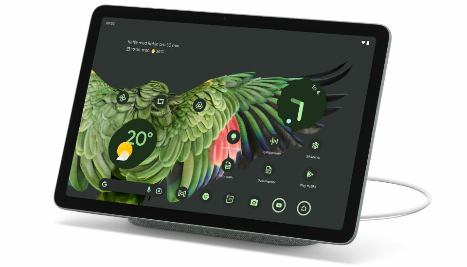 Google Pixel Tablet i ladebasen med høyttaler, i fargen Hazel (grågrønn). Foto: Google
