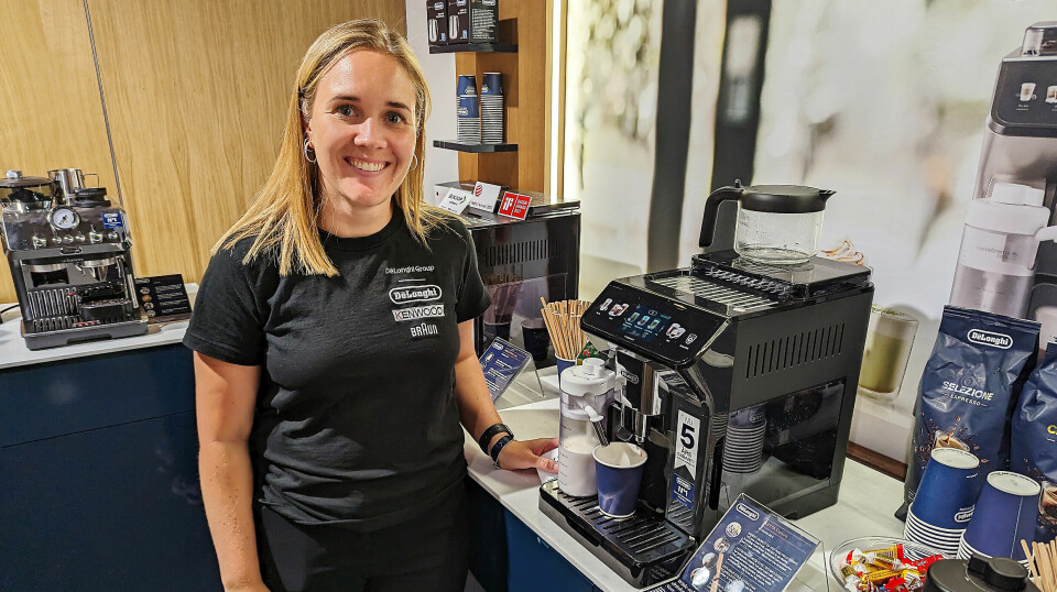 Rikke Schrøder i De'Longhi Scandinavia med Eletta Explore, som både lager kaldbrygget kaffe og kaldt melkeskum. Foto: Stian Sønsteng