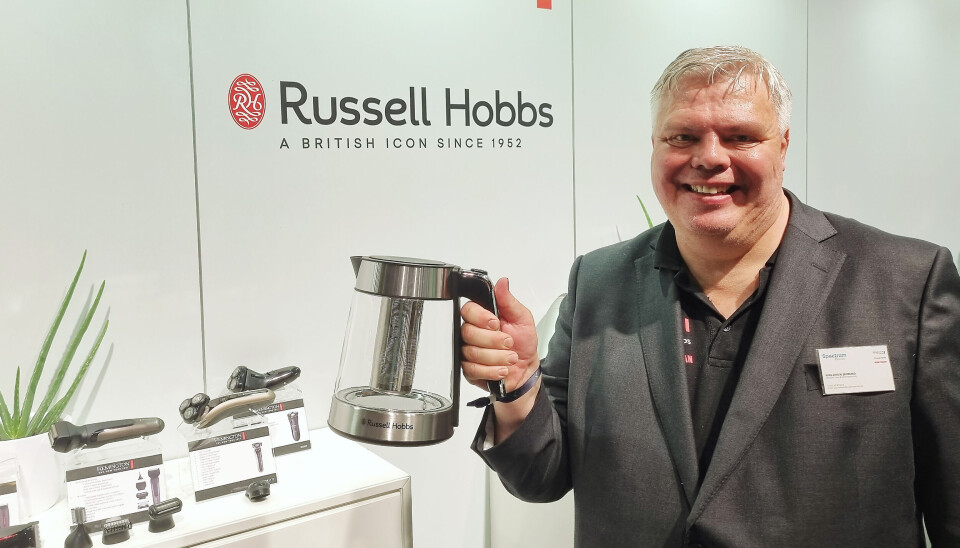 Hans-Jørgen Zambrano i Spectrum Brands med den nye vannkokeren i Attentiv-serien fra Russell Hobbs. Foto: Jan Røsholm