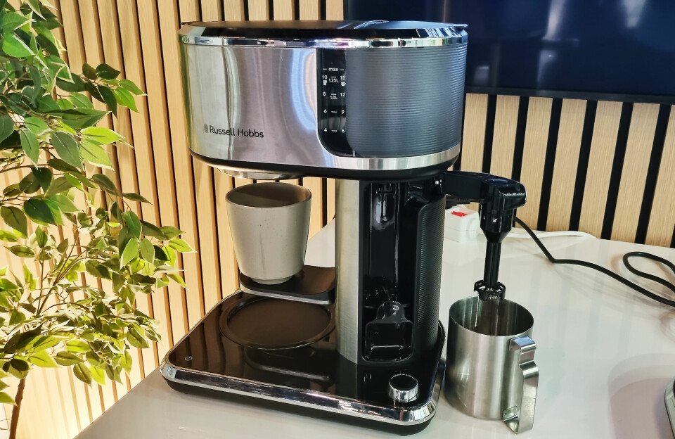 Kaffetrakteren er utstyrt med melkeskummer og tidsfunksjon. Foto: Jan Røsholm