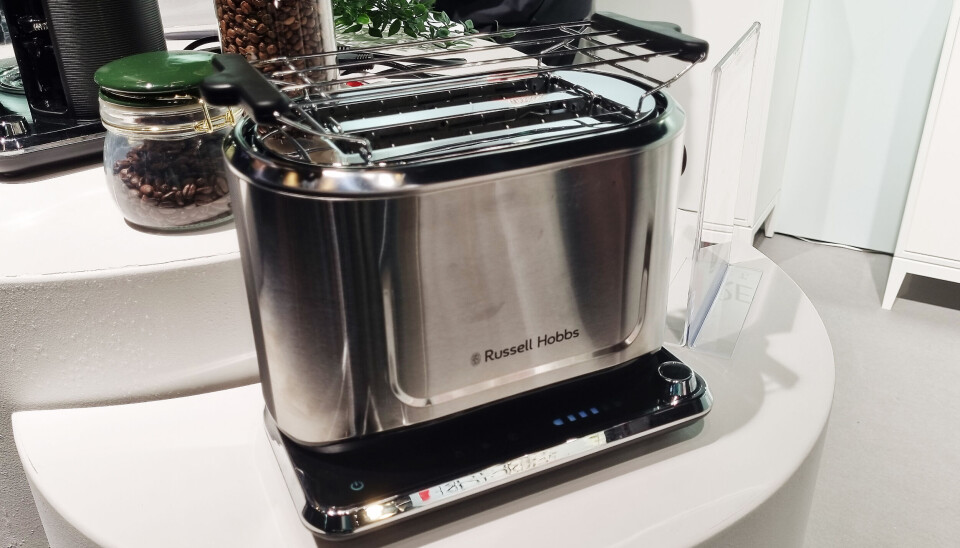 Brødristeren fra Russell Hobbs kan også riste hamburgerbrød. Foto: Jan Røsholm