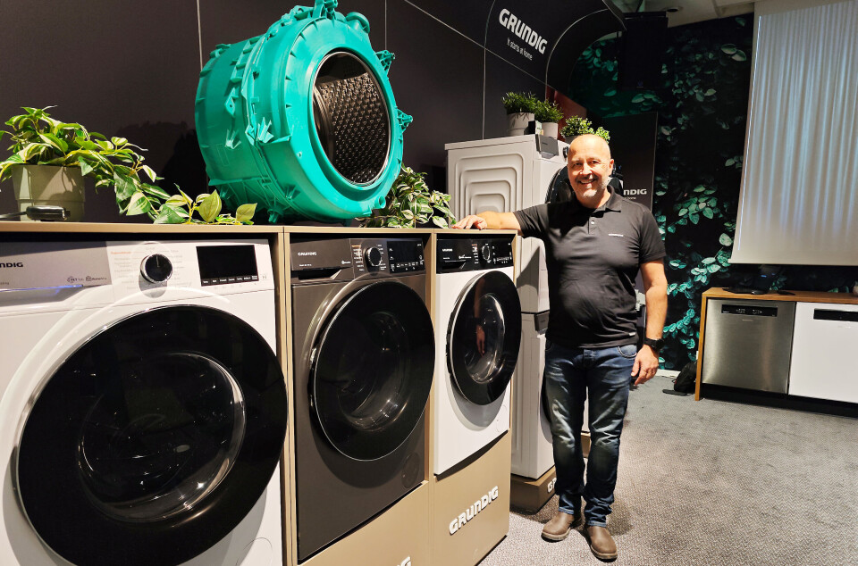 Ståle Braathen i Grundig viser fram selskapets nye vask- og tørk-produkter. Foto: Marte Ottemo