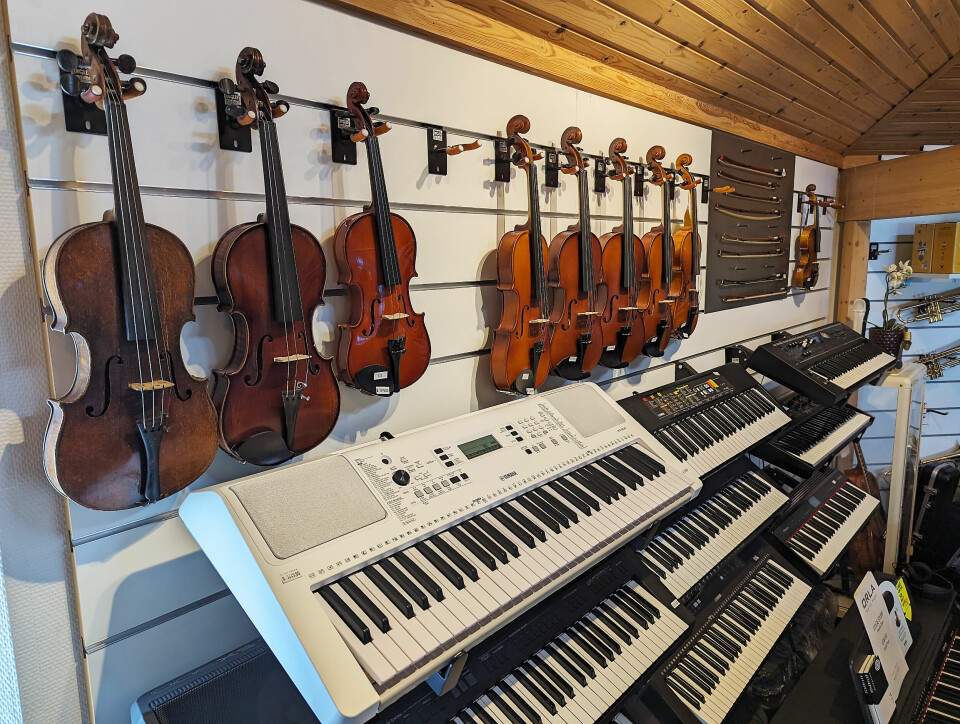 Hos ID musikk er fioliner og tangentinstrumenter plassert på samme vegg. Foto: Stian Sønsteng