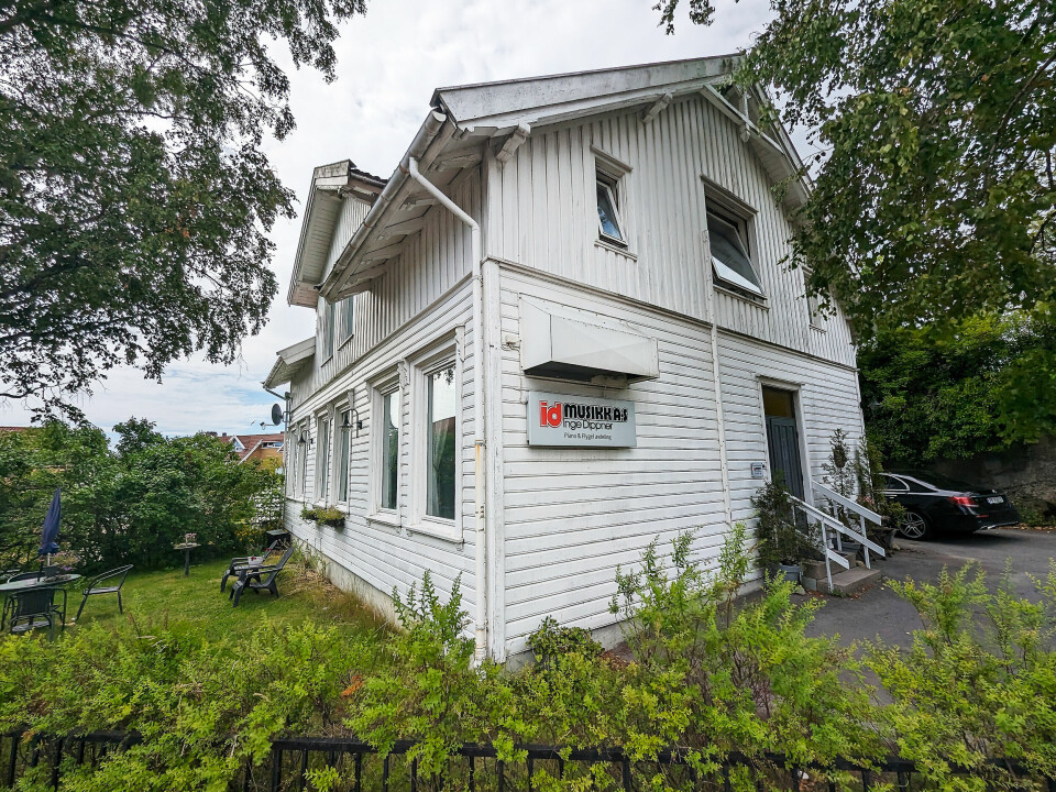 To hus nedenfor butikken har ID musikk en egen avdeling for akustiske pianoer og flygler. Foto: Stian Sønsteng