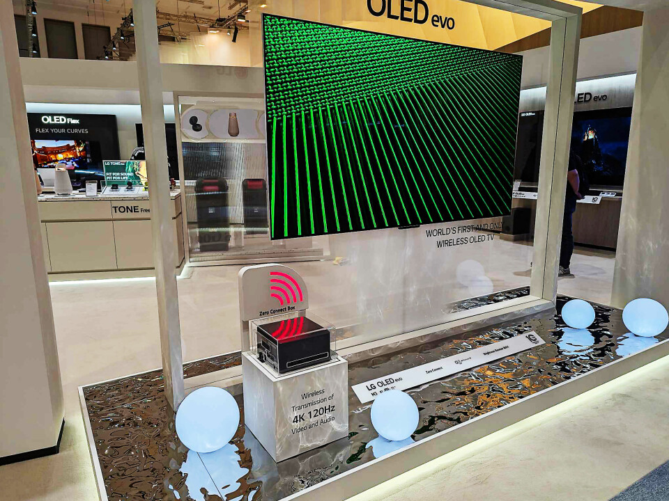 LG OLED evo skal være verdens første trådløse TV. Signalet overføres fra Zero Connect-boksen i 4K 120Hz. Kommer i handelen i høst, i 97, 83 og 77 tommer. Pris for 97 tommeren er 300.000 kroner. Foto: Stian Sønsteng
