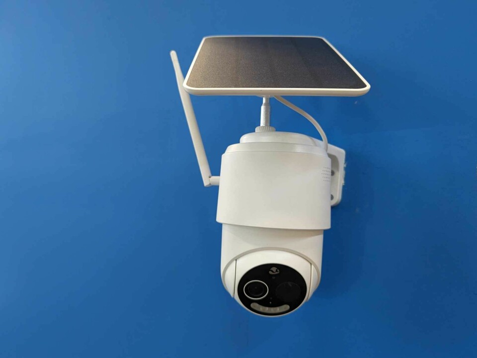 Nedis viser på IFA et nytt overvåkningskamera med pan/tilt-funksjon, solcellepanel og mulighet for oppkobling via 4G-nettet. Pris: 2.000,-. Foto: Stian Sønsteng